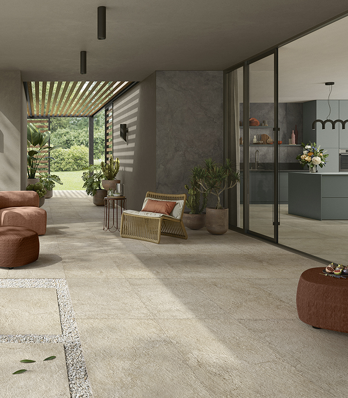 Pulse Sand crea continuità tra interno ed esterno con superfici ceramiche effetto pietra dai toni caldi e naturali, ideali per spazi contemporanei e accoglienti.